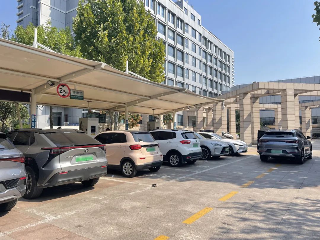 中秋國慶小長假的服務區“搶樁大戰”