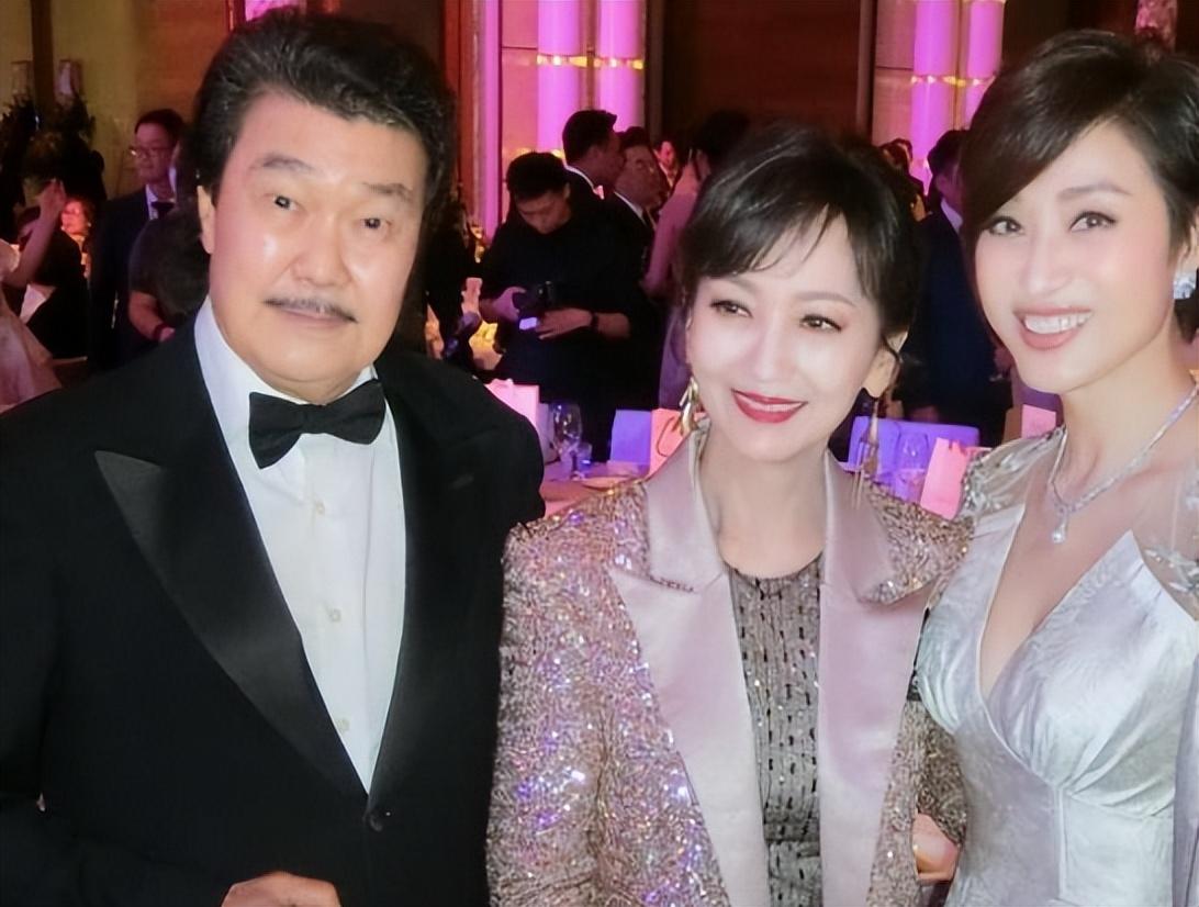 一眾港星喝酒聚會！80歲許冠文老當益壯，56歲葉子楣身材仍出眾(圖24)