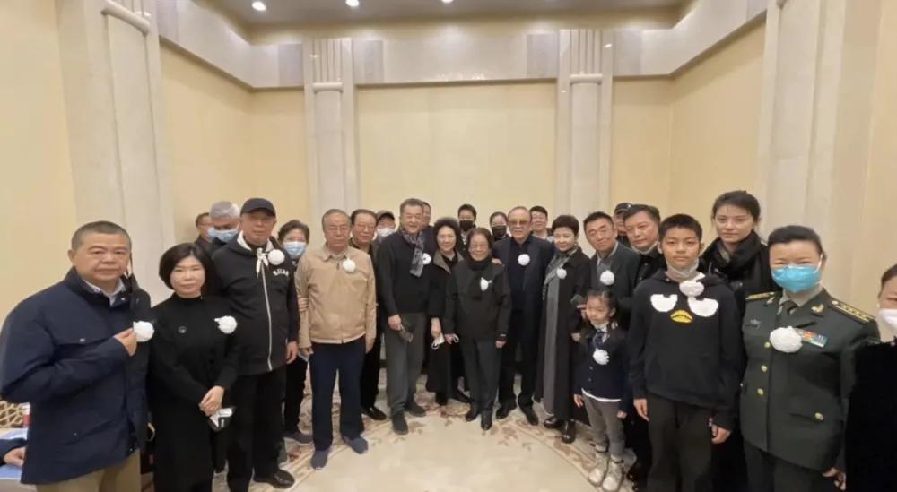 告別儀式合影曝光，李雙江白雪董文華神情嚴肅，黃宏笑容惹爭議(圖2)