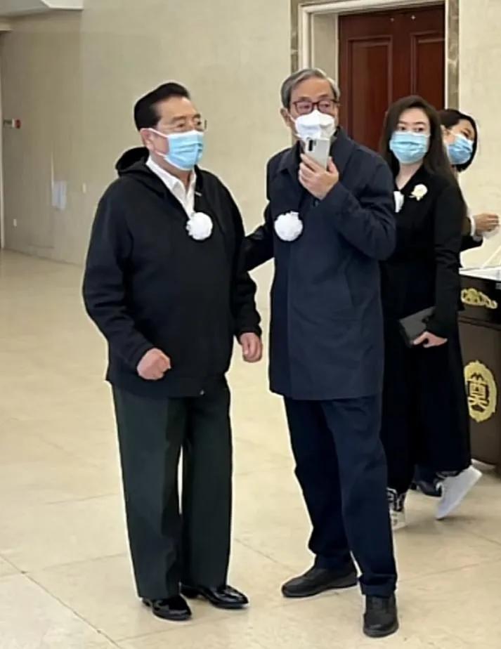告別儀式合影曝光，李雙江白雪董文華神情嚴肅，黃宏笑容惹爭議(圖7)
