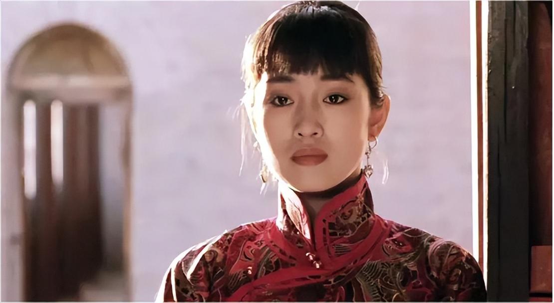 鞏俐陪馬克龍?jiān)L華，多重身份引發(fā)網(wǎng)友熱議，她身上的秘密藏不住了(圖4)