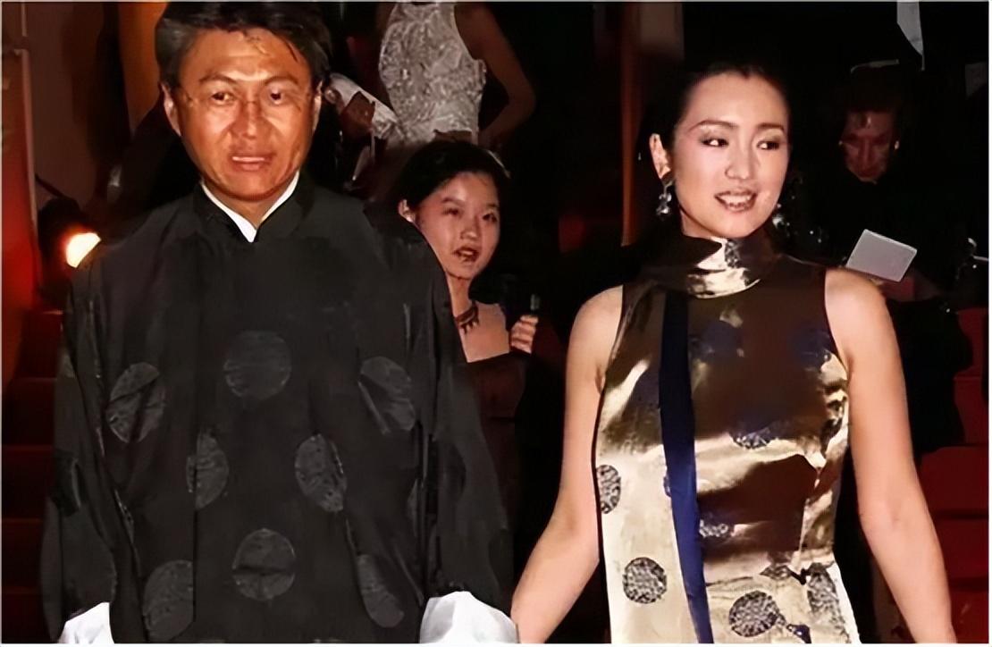 鞏俐陪馬克龍?jiān)L華，多重身份引發(fā)網(wǎng)友熱議，她身上的秘密藏不住了(圖17)