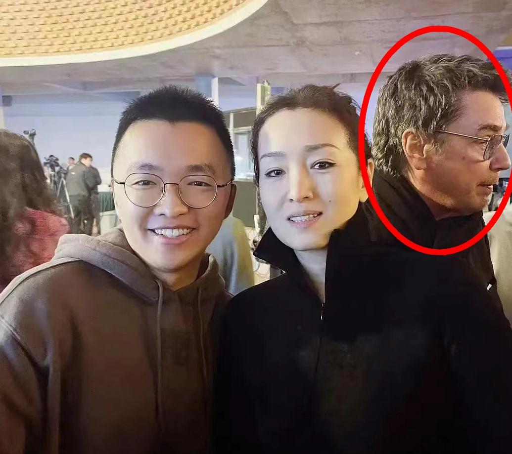 鞏俐夫婦陪法國總統訪華，看到黃渤逗樂馬克龍，鼓掌笑出表情包(圖17)