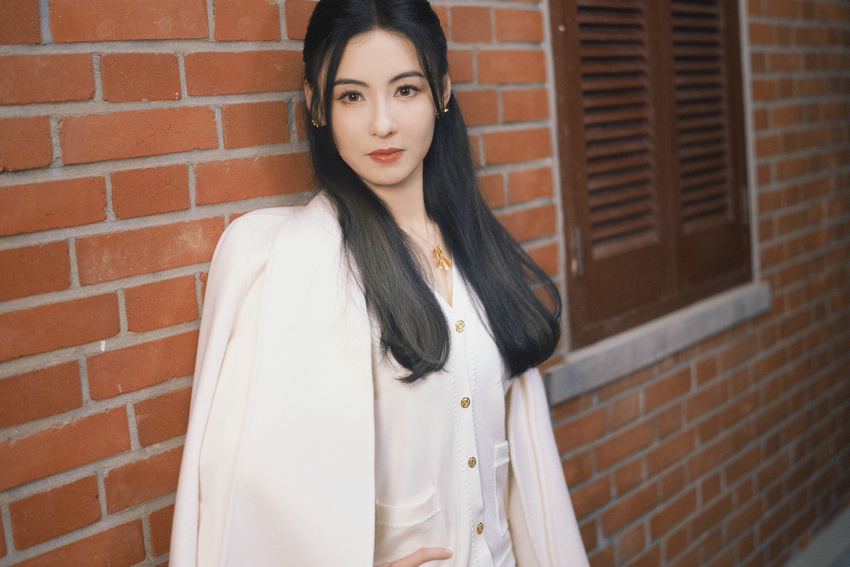張柏芝煦意秋日寫真釋出 米白色套裝溫婉優雅(圖1)