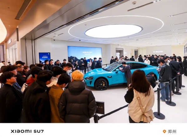 小米SU7實車比圖片強(qiáng)!雷軍:因為車身漆面、工藝非常考究(圖2) 小米SU7實車比圖片強(qiáng)!雷軍:因為車身漆面、工藝非常考究