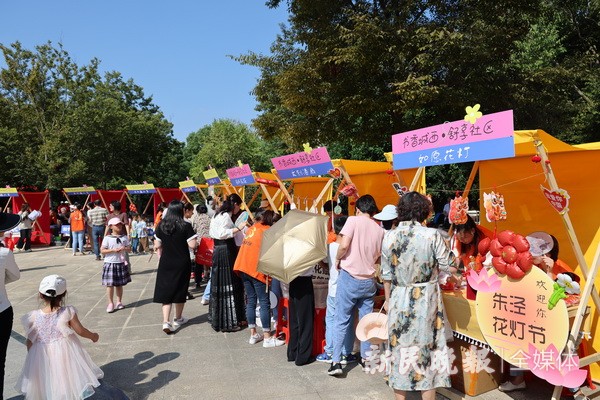 居民游園共慶“書香文化節” 居民游園共慶“書香文化節”(圖1)